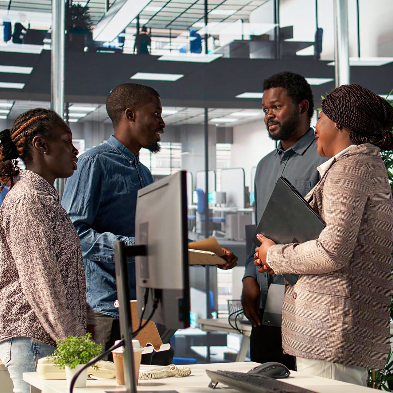 Équipe Briah travaillant sur des solutions digitales dans un bureau moderne